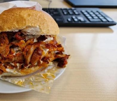Goed gevuld broodje pulled pork van Cafetaria de Snackbar