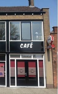 De gevel van Café-Cafetaria De Snackbar aan de Westzijstraat in Dinteloord
